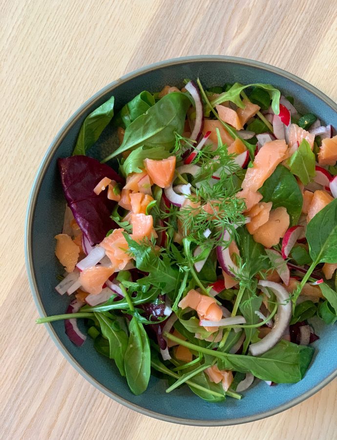 Laksesalat med radiser og forårsløg