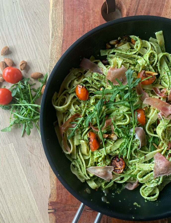 Tagliatelle pasta med serranoskinke og rucolapesto