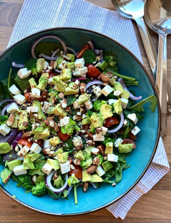 Salat med broccoli, avokado, feta og mandler