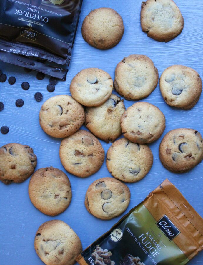 Cookies med karamel fudge og mørk chokolade