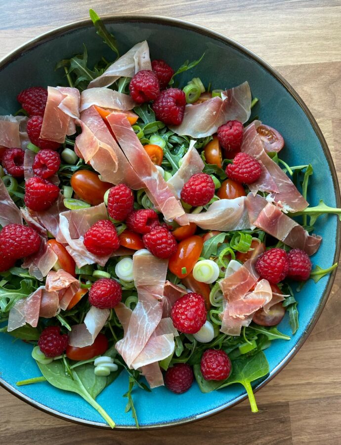 Salat med parmaskinke og hindbær