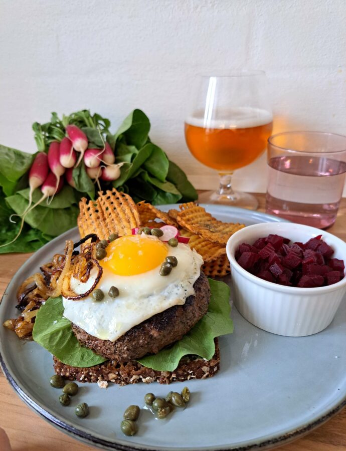 Smørrebrød m. hakkebøf, spejlæg og hjemmelavede ristede løg